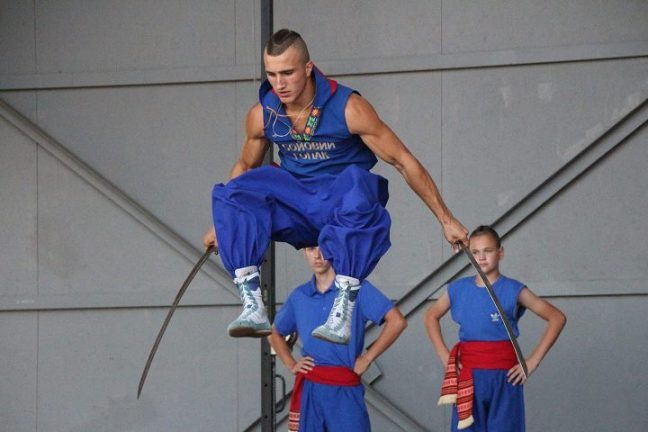 Le hopak de combat, un art martial ukrainien Hopak-saut-e1565036995207