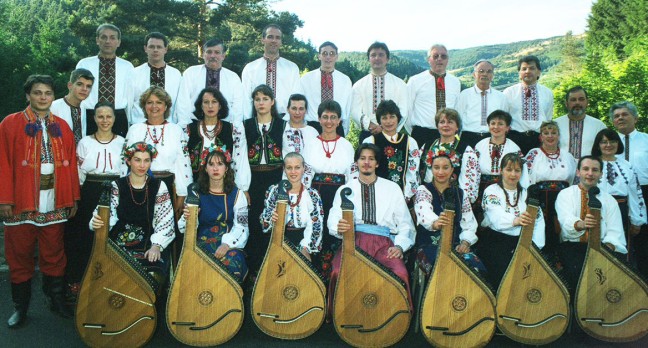 Le Bandouriste Mykola HVOZD avec les participants du stage Vyshyvanka en Ardèche . Crédit photo Oleh Osnowycz